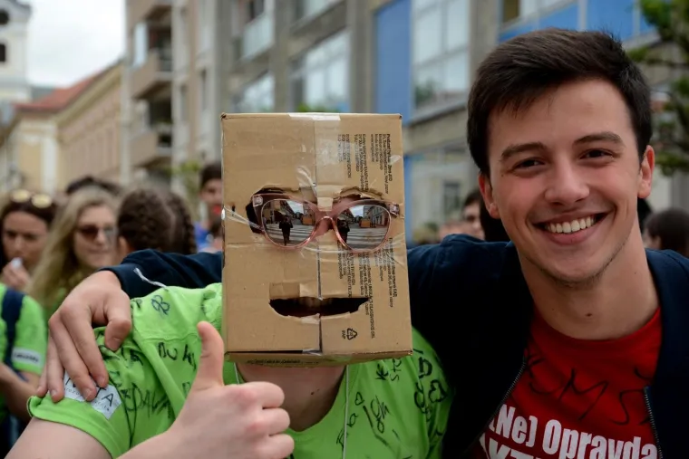 Bjelovarski maturanti povorkom gradskim ulicama obilježili su Dan maturanata.