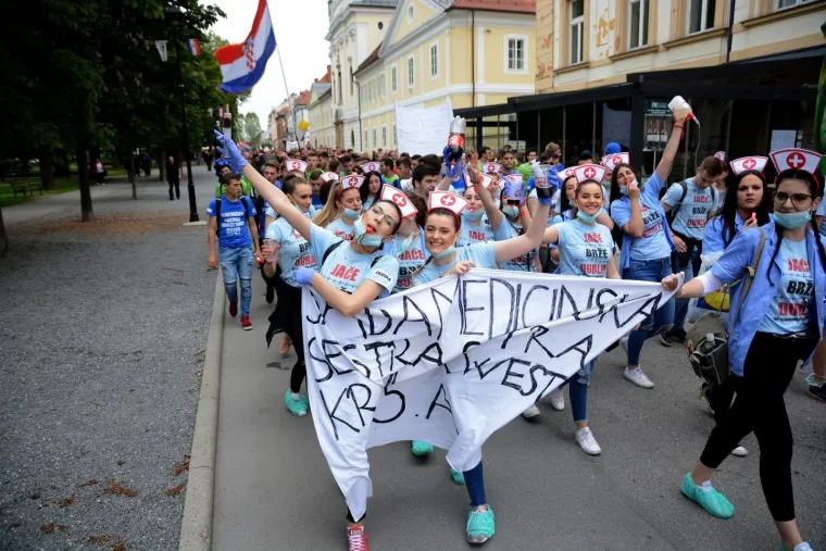 Bjelovarski maturanti povorkom gradskim ulicama obilježili su Dan maturanata.