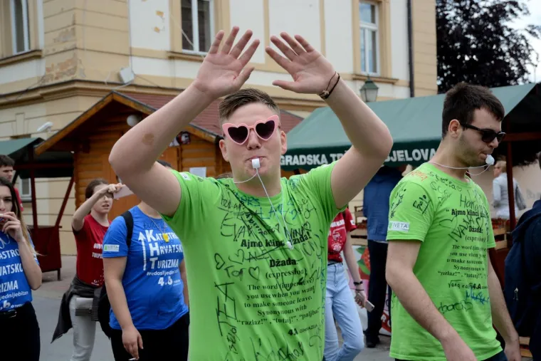 Bjelovarski maturanti povorkom gradskim ulicama obilježili su Dan maturanata.