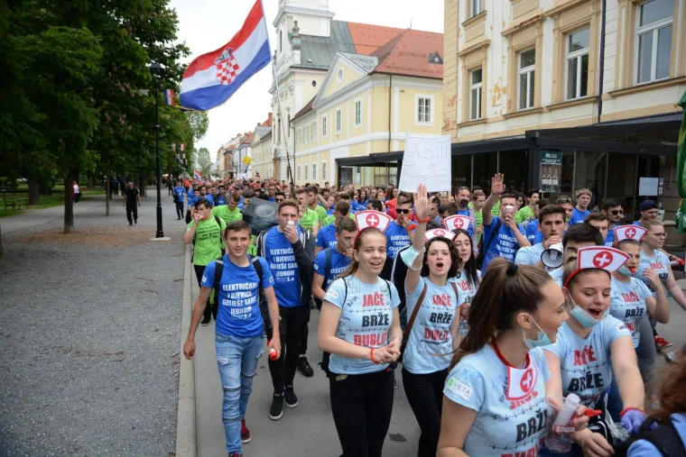 Bjelovarski maturanti povorkom gradskim ulicama obilježili su Dan maturanata.