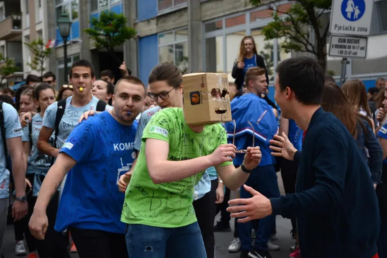 Bjelovarski maturanti povorkom gradskim ulicama obilježili su Dan maturanata.