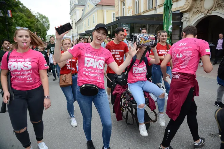 Bjelovarski maturanti povorkom gradskim ulicama obilježili su Dan maturanata.