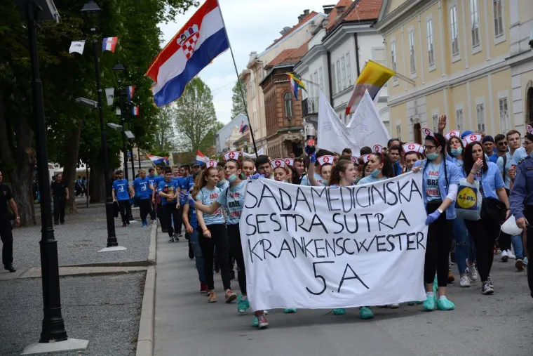 Bjelovarski maturanti povorkom gradskim ulicama obilježili su Dan maturanata.