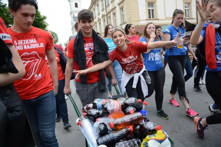 Bjelovarski maturanti povorkom gradskim ulicama obilježili su Dan maturanata.