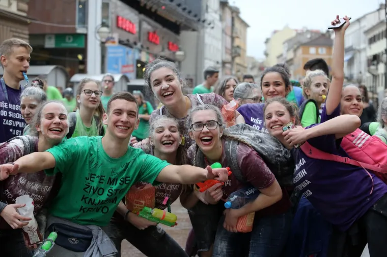 Ludilo za kraj: Pogledajte kako su hrvatski srednjo&scaron;kolci proslavili zadnji dan &scaron;kole