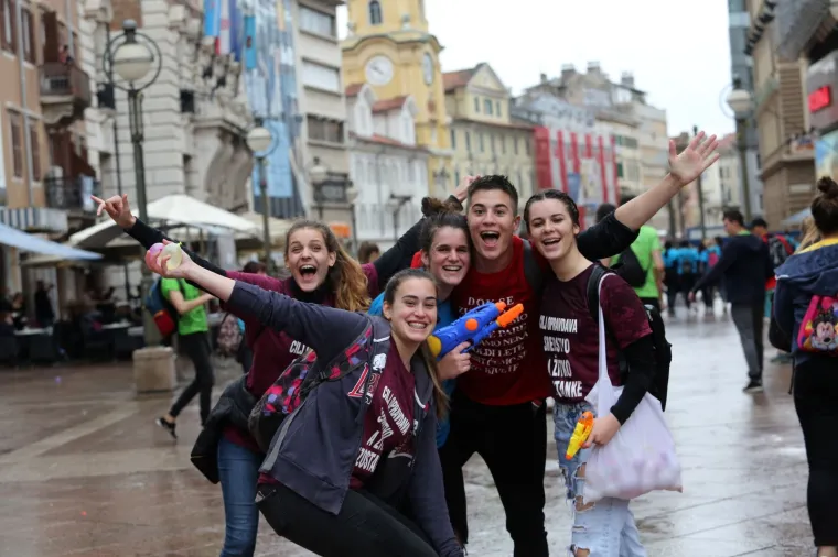 Ludilo za kraj: Pogledajte kako su hrvatski srednjo&scaron;kolci proslavili zadnji dan &scaron;kole