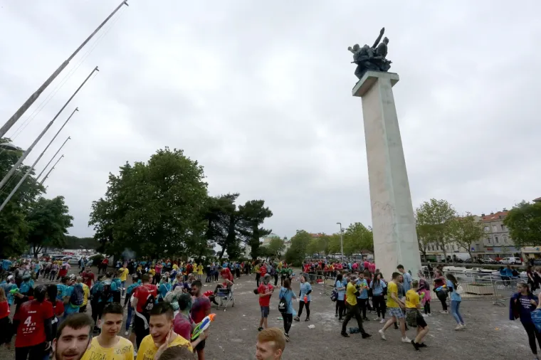 Ludilo za kraj: Pogledajte kako su hrvatski srednjo&scaron;kolci proslavili zadnji dan &scaron;kole