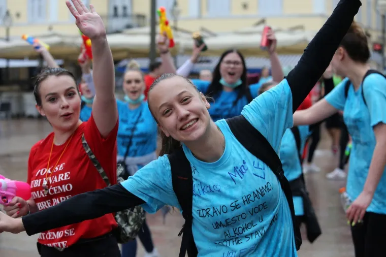 Ludilo za kraj: Pogledajte kako su hrvatski srednjo&scaron;kolci proslavili zadnji dan &scaron;kole