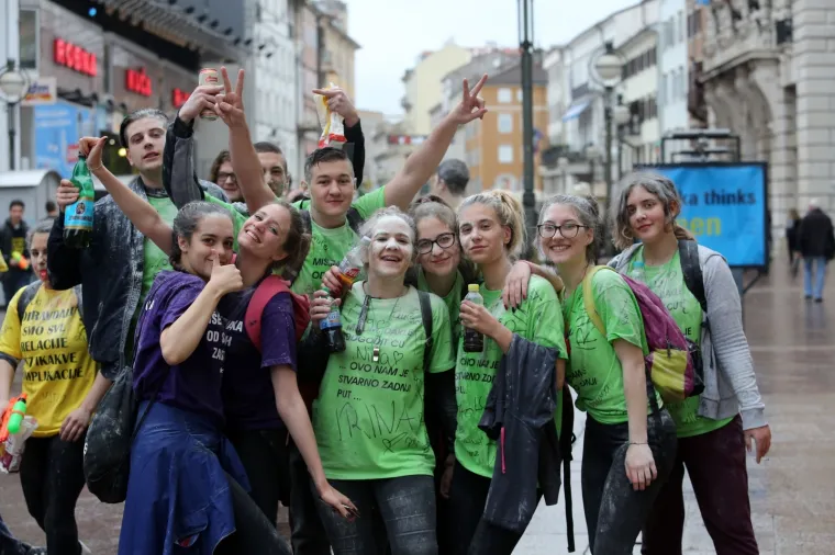 Ludilo za kraj: Pogledajte kako su hrvatski srednjo&scaron;kolci proslavili zadnji dan &scaron;kole