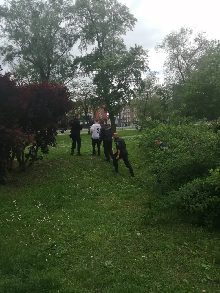 Drama na Bundeku! Uspaničeni maturant dao se u bijeg, policija mislila da u ruci ima pi&scaron;tolj?!