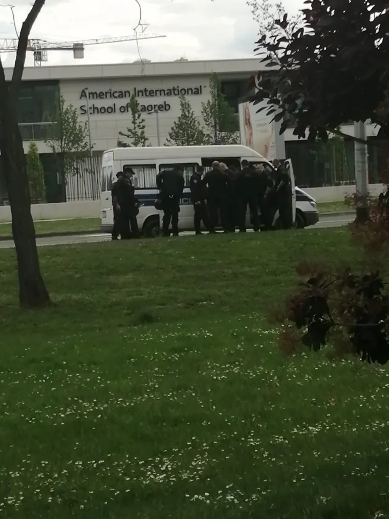 Drama na Bundeku! Uspaničeni maturant dao se u bijeg, policija mislila da u ruci ima pi&scaron;tolj?!
