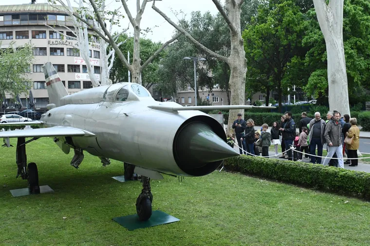 Legendarni Perešinov MIG 21 izložen je ispred Ministarstva obrane