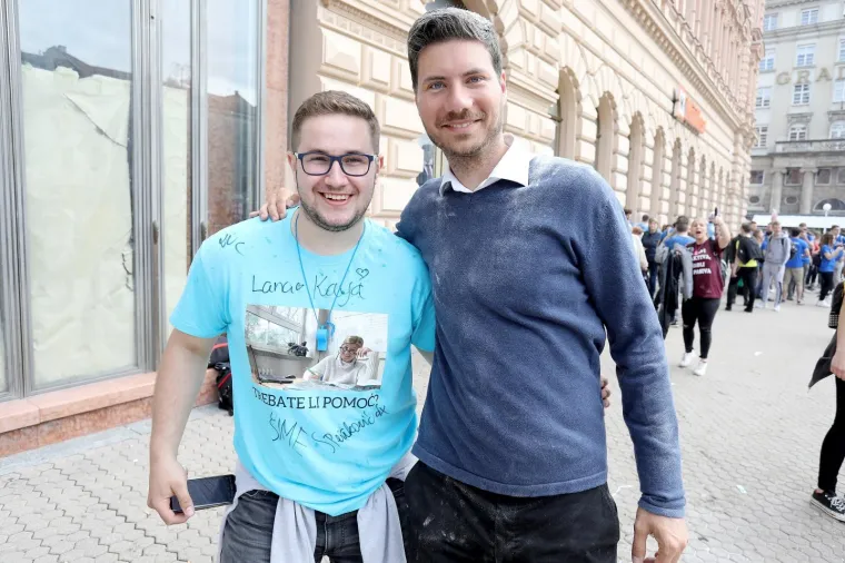 Maturanti zasuli bra&scaron;nom Pernara, veseloj povorci pridružio se Bandić