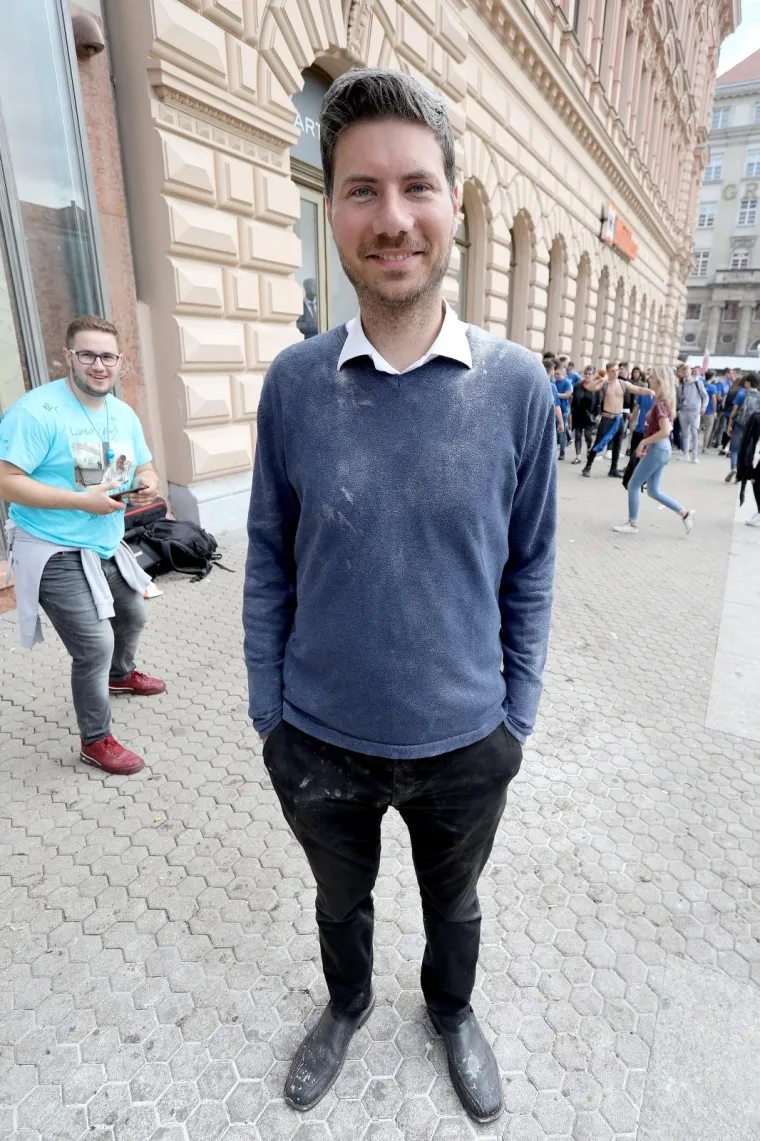 Maturanti zasuli bra&scaron;nom Pernara, veseloj povorci pridružio se Bandić