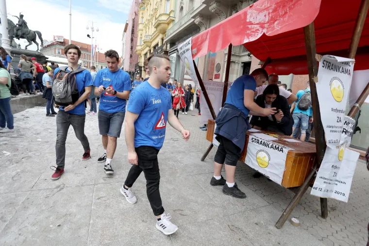 Maturanti zasuli bra&scaron;nom Pernara, veseloj povorci pridružio se Bandić
