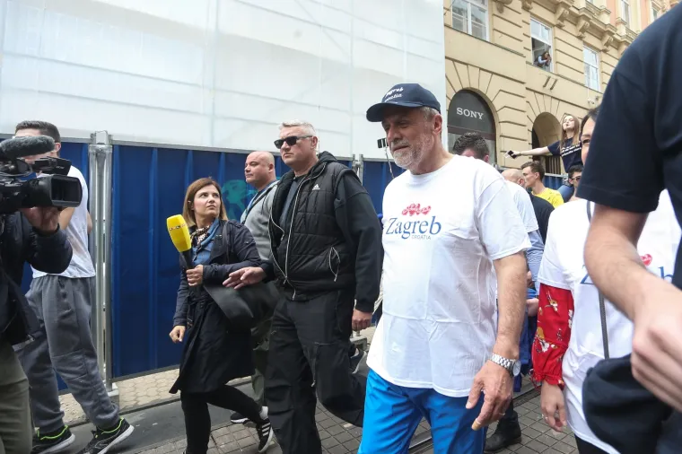 Maturanti zasuli bra&scaron;nom Pernara, veseloj povorci pridružio se Bandić