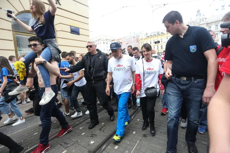 Maturanti zasuli bra&scaron;nom Pernara, veseloj povorci pridružio se Bandić