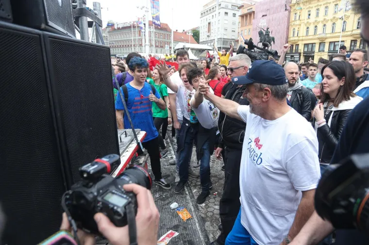 Maturanti zasuli bra&scaron;nom Pernara, veseloj povorci pridružio se Bandić