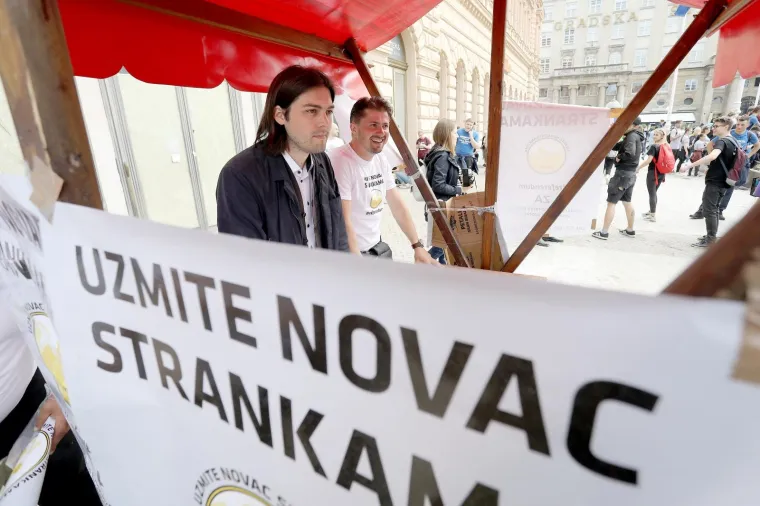 Maturanti zasuli brašnom Ivana Pernara