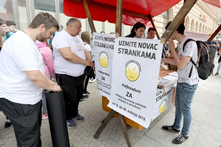 Maturanti zasuli brašnom Ivana Pernara