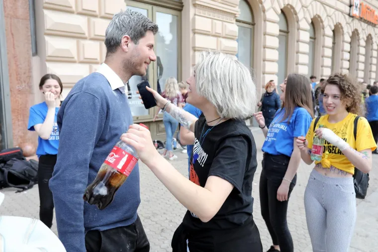 Maturanti su na trgu bana Jelačića u Zagrebu zasuli brašnom Ivana Pernara, saborskog zastupnika Živog zida, koji je ondje s kolegama iz stranke skupljao potpise za raspisivanje referenduma o ukidanju financiranja političkih stranaka.