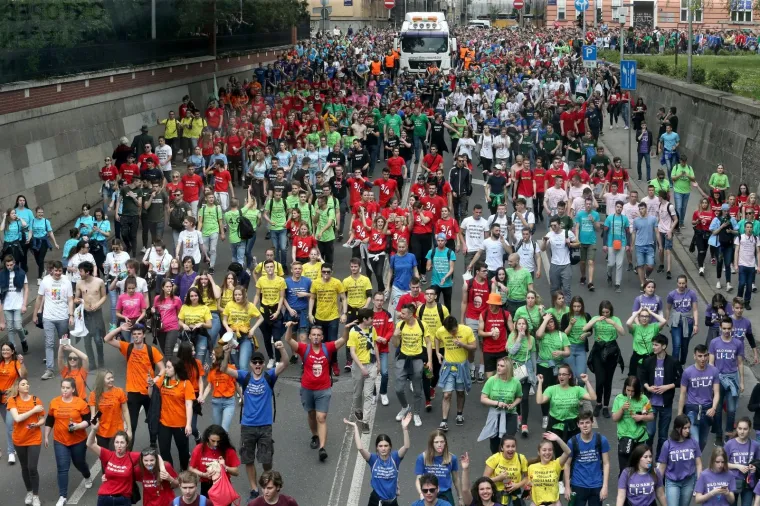 Povorka zagrebačkih maturanata oti&scaron;la na Bundek, s njima je i Bandić