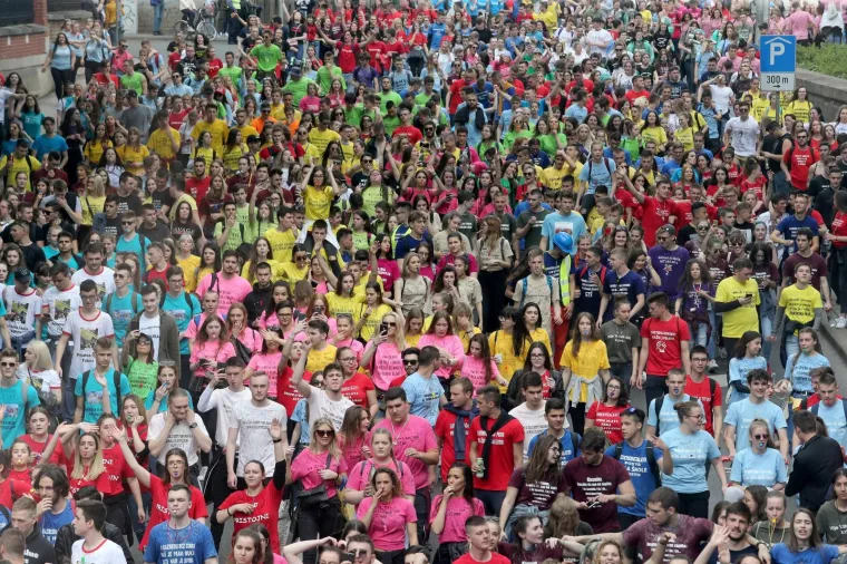Povorka zagrebačkih maturanata oti&scaron;la na Bundek, s njima je i Bandić
