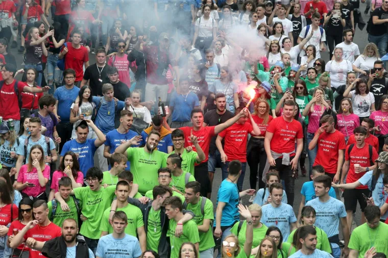 Povorka zagrebačkih maturanata oti&scaron;la na Bundek, s njima je i Bandić