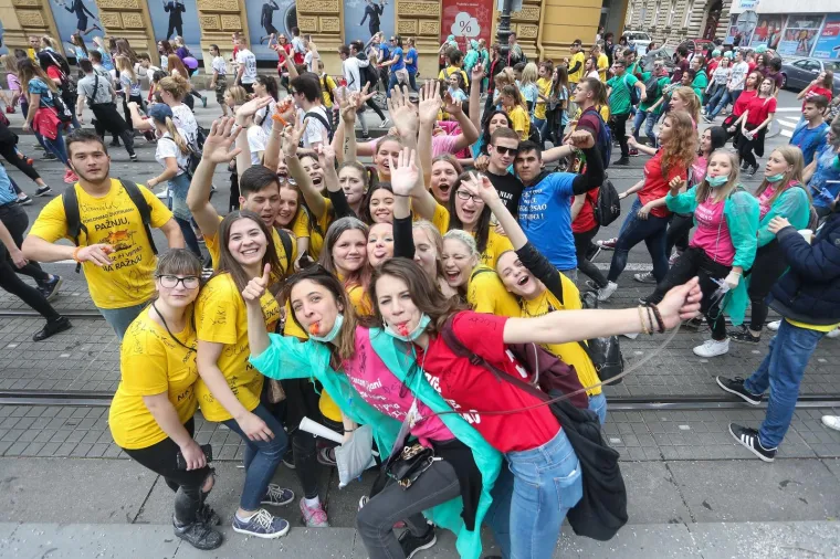 Slaveći zadnji dan svoga srednjo&scaron;kolskog &scaron;kolovanja, zagrebački maturanti krenuli su s Trga bana Jelačića prema Bundeku gdje im je organiziran program. S njima u povorci bio je i gradonačelnik Milan Bandić.