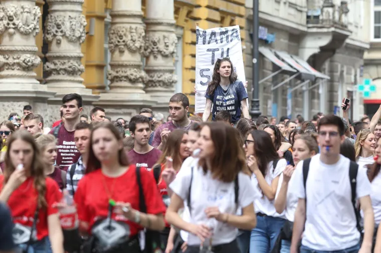 Povorka zagrebačkih maturanata oti&scaron;la na Bundek, s njima je i Bandić