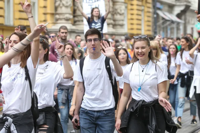 Povorka zagrebačkih maturanata oti&scaron;la na Bundek, s njima je i Bandić