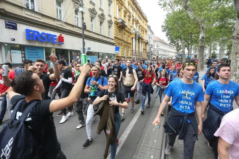 Povorka zagrebačkih maturanata oti&scaron;la na Bundek, s njima je i Bandić