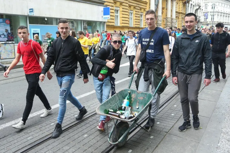 Povorka zagrebačkih maturanata oti&scaron;la na Bundek, s njima je i Bandić