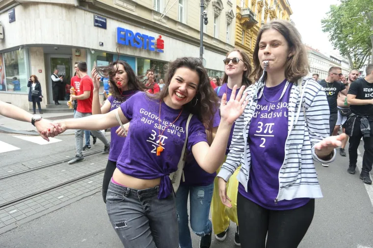 Povorka zagrebačkih maturanata oti&scaron;la na Bundek, s njima je i Bandić