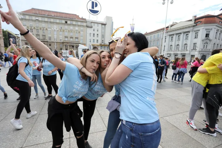 Maturanti su se okupili na Trgu bana Jelačića odakle će mimohodom krenuti prema Bundeku.