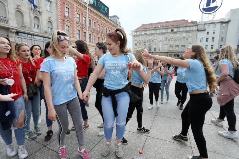 POČELA JE NORIJADA! Maturanti se okupili na Trgu bana Jelačića, stižu prve fotografije ludila koje vlada centrom Zagreba