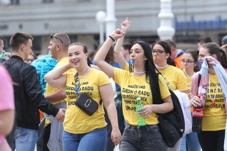 POČELA JE NORIJADA! Maturanti se okupili na Trgu bana Jelačića, stižu prve fotografije ludila koje vlada centrom Zagreba
