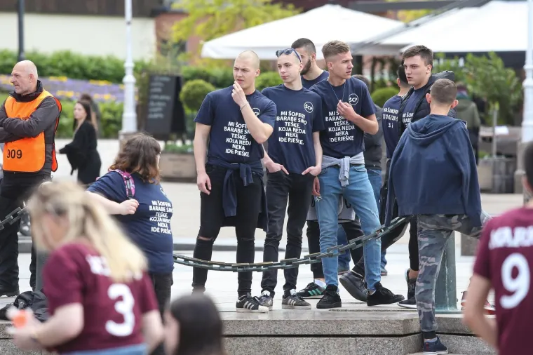 POČELA JE NORIJADA! Maturanti se okupili na Trgu bana Jelačića, stižu prve fotografije ludila koje vlada centrom Zagreba
