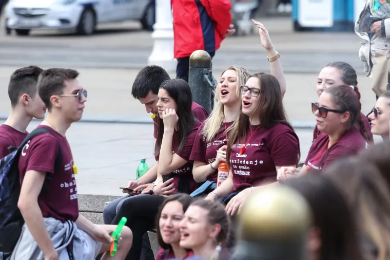 POČELA JE NORIJADA! Maturanti se okupili na Trgu bana Jelačića, stižu prve fotografije ludila koje vlada centrom Zagreba