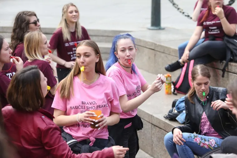 POČELA JE NORIJADA! Maturanti se okupili na Trgu bana Jelačića, stižu prve fotografije ludila koje vlada centrom Zagreba