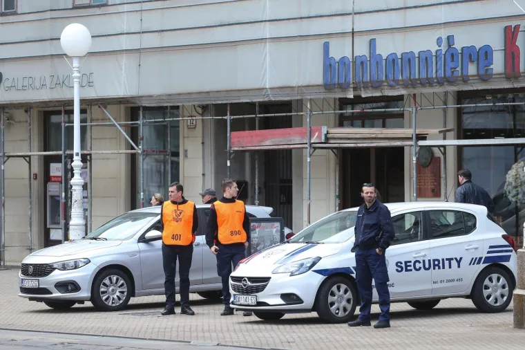 POČELA JE NORIJADA! Maturanti se okupili na Trgu bana Jelačića, stižu prve fotografije ludila koje vlada centrom Zagreba