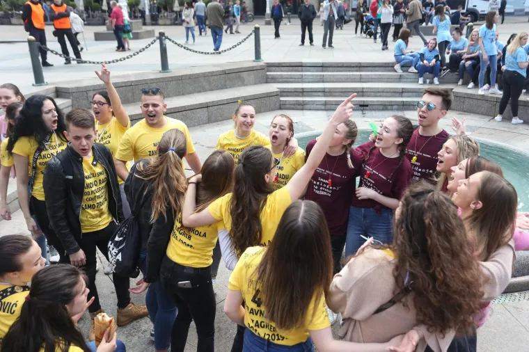 POČELA JE NORIJADA! Maturanti se okupili na Trgu bana Jelačića, stižu prve fotografije ludila koje vlada centrom Zagreba