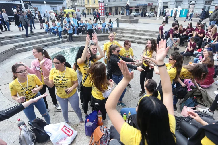 POČELA JE NORIJADA! Maturanti se okupili na Trgu bana Jelačića, stižu prve fotografije ludila koje vlada centrom Zagreba