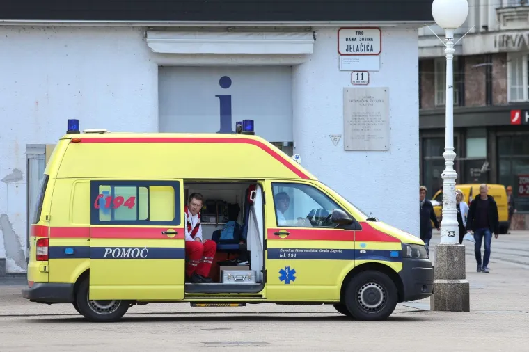 POČELA JE NORIJADA! Maturanti se okupili na Trgu bana Jelačića, stižu prve fotografije ludila koje vlada centrom Zagreba