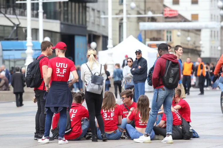POČELA JE NORIJADA! Maturanti se okupili na Trgu bana Jelačića, stižu prve fotografije ludila koje vlada centrom Zagreba
