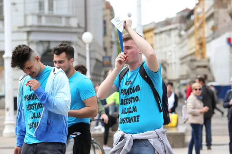 POČELA JE NORIJADA! Maturanti se okupili na Trgu bana Jelačića, stižu prve fotografije ludila koje vlada centrom Zagreba