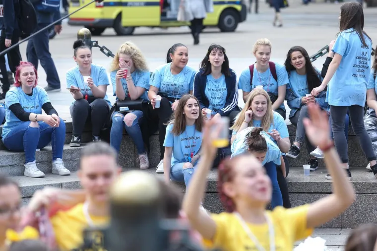POČELA JE NORIJADA! Maturanti se okupili na Trgu bana Jelačića, stižu prve fotografije ludila koje vlada centrom Zagreba
