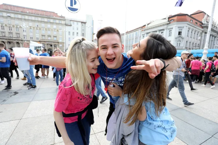 POČELA JE NORIJADA! Maturanti se okupili na Trgu bana Jelačića, stižu prve fotografije ludila koje vlada centrom Zagreba