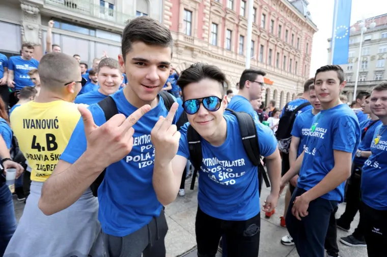POČELA JE NORIJADA! Maturanti se okupili na Trgu bana Jelačića, stižu prve fotografije ludila koje vlada centrom Zagreba
