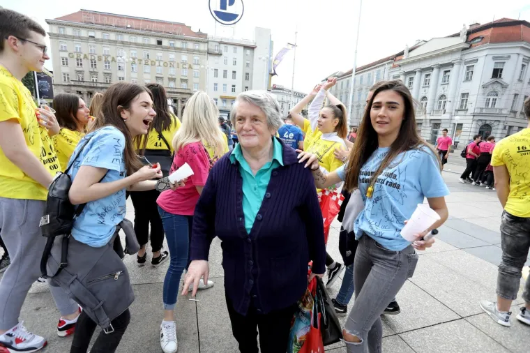POČELA JE NORIJADA! Maturanti se okupili na Trgu bana Jelačića, stižu prve fotografije ludila koje vlada centrom Zagreba